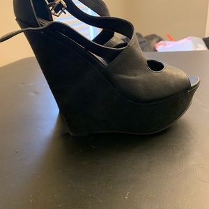 Black wedges